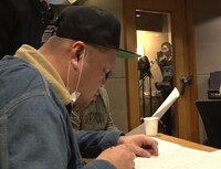 「ドルメンX」の主題歌や劇中歌のレコーディングに臨む野性爆弾くっきー。(c)日本テレビ