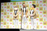 漫才を披露する（左から）中川家、あき竹城。
