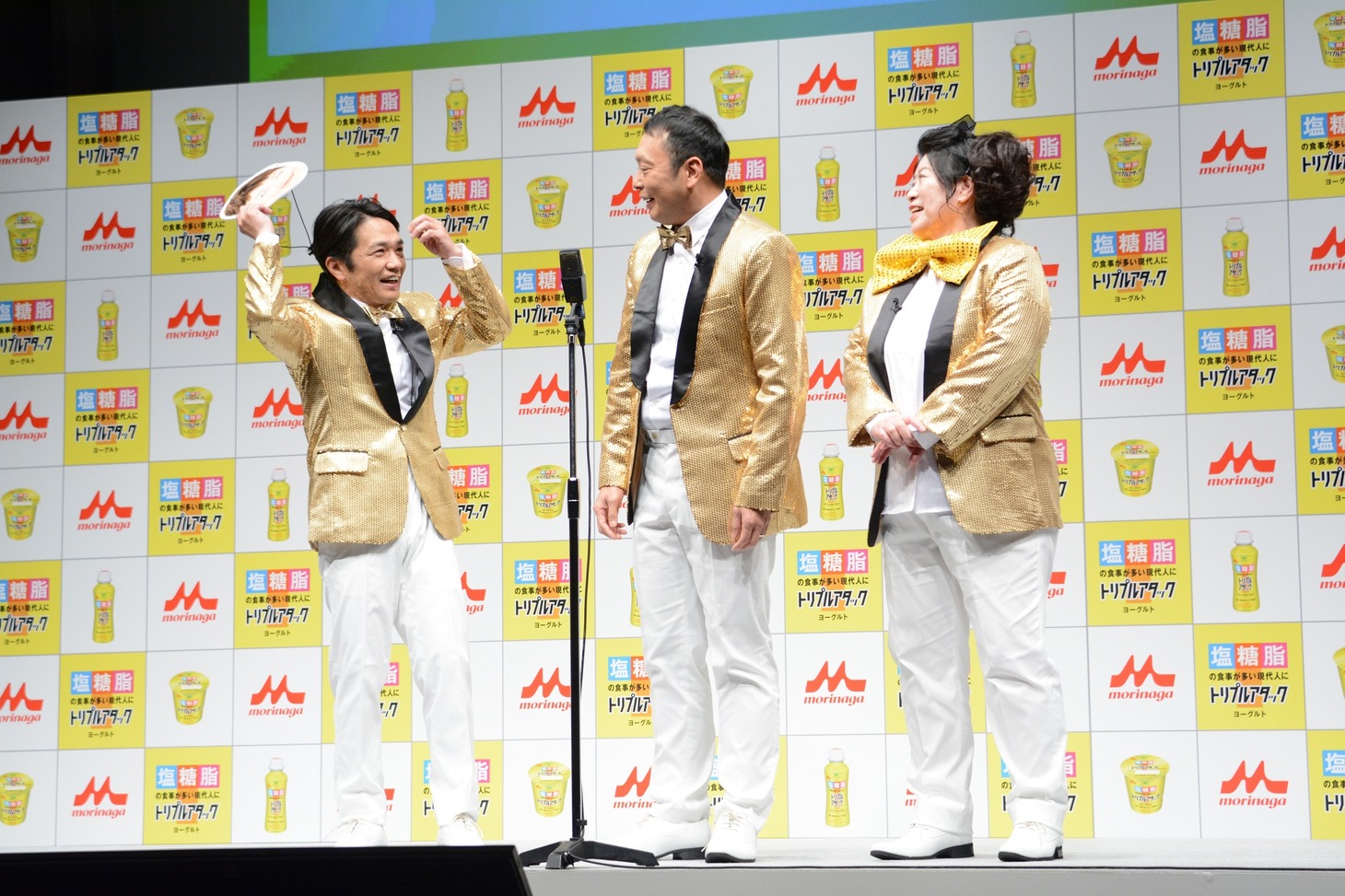 藤田弓子のお面を取る中川家・剛（左）。