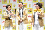 漫才を披露する（左から）中川家、あき竹城。