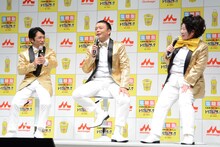 トーク中の（左から）中川家、あき竹城。