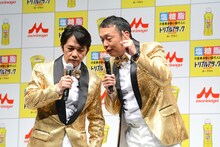 中国語の通訳コントを展開する中川家。