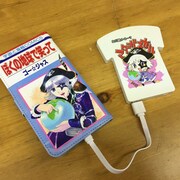 ゴー☆ジャスの手帳型スマホケース（左）とモバイルバッテリー（右）。