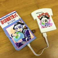 ゴー☆ジャスの手帳型スマホケース（左）とモバイルバッテリー（右）。