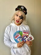 自身のグッズを持ったゴー☆ジャス。