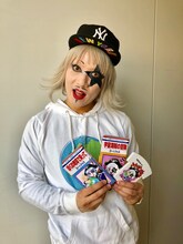 自身のグッズを持ったゴー☆ジャス。