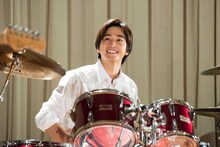 主人公のバンドメンバーでドラム担当の渡辺（佐藤寛太）。