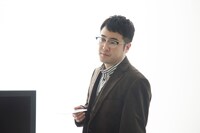 映画「家族のはなし」でバンドのプロデューサー役を演じる和牛・水田。