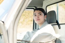 主人公の地元の同級生・明日香（成海璃子）。