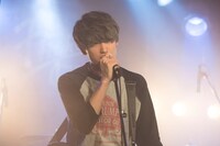 主人公のバンドメンバーでボーカル担当の柴田（金子大地辺）