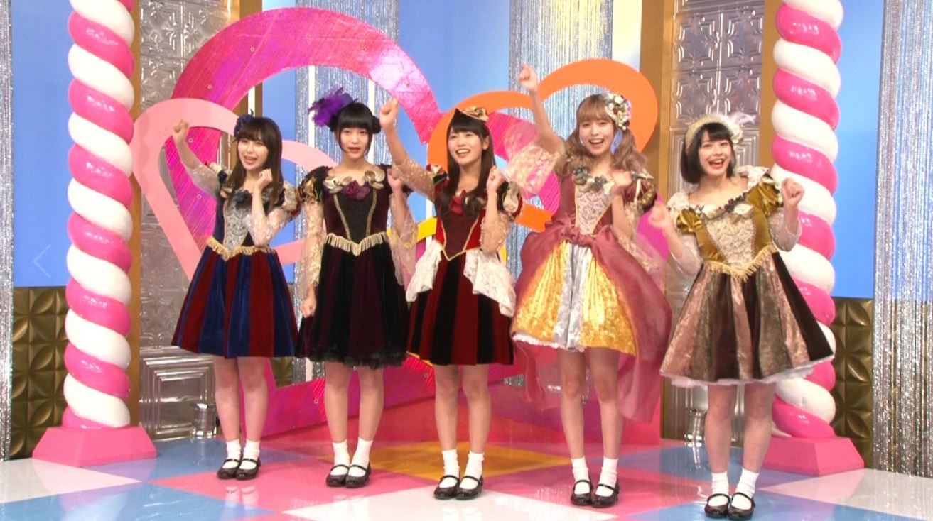 最初の笑わせる相手・まねきケチャのメンバー。(c)テレビ東京