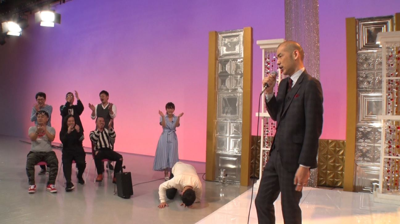 「本職笑わせ王」の様子。(c)テレビ東京