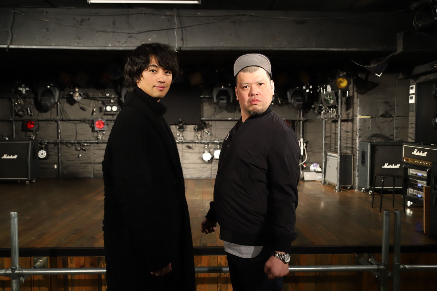 斎藤工（左）と野性爆弾くっきー（右）。