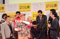 「中央にいてすみません」と謝る井浦新に「なんでやねん！」とツッコミを入れる野性爆弾くっきー（左から2人目）。