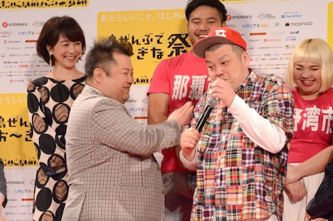 ブラックマヨネーズ小杉（前列左）とじゃれ合う野性爆弾くっきー（前列右）。