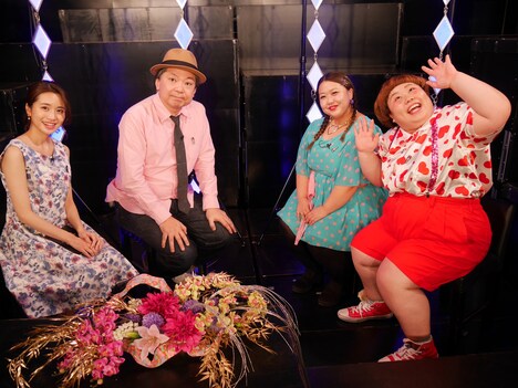 左から曽田茉莉江、鈴木おさむ、どんぐりパワーズ。(c)BSフジ