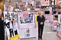 SHIBUYA TSUTAYAの店内で写真撮影に応じる、とんねるず石橋。