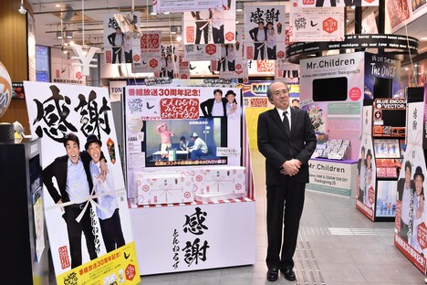 SHIBUYA TSUTAYAの店内で写真撮影に応じる、とんねるず石橋。