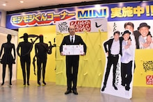 SHIBUYA TSUTAYAの店内で写真撮影に応じる、とんねるず石橋。