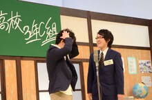 ネタを飛ばして頭をかきむしる宮下草薙・草薙（左）。