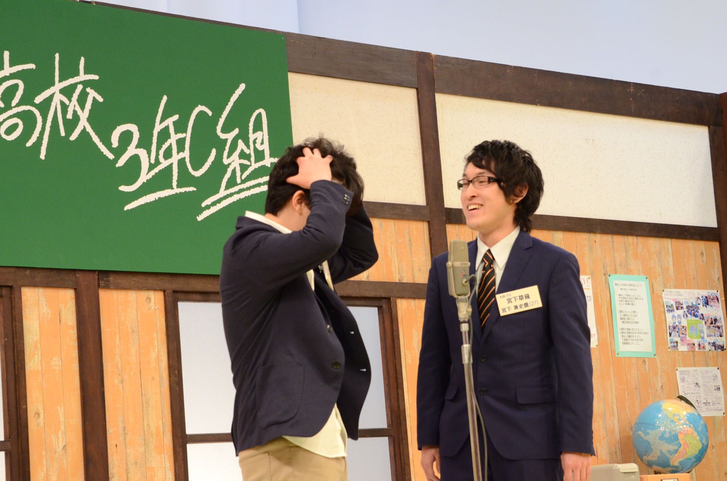 ネタを飛ばして頭をかきむしる宮下草薙・草薙（左）。