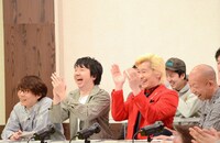 若手のネタを鑑賞する（左から）三四郎、メイプル超合金カズレーザー、バイきんぐ小峠。