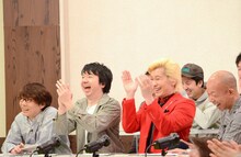 若手のネタを鑑賞する（左から）三四郎、メイプル超合金カズレーザー、バイきんぐ小峠。