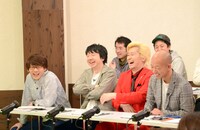 若手のネタを鑑賞する（左から）三四郎、メイプル超合金カズレーザー、バイきんぐ小峠。