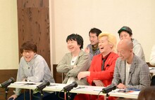若手のネタを鑑賞する（左から）三四郎、メイプル超合金カズレーザー、バイきんぐ小峠。