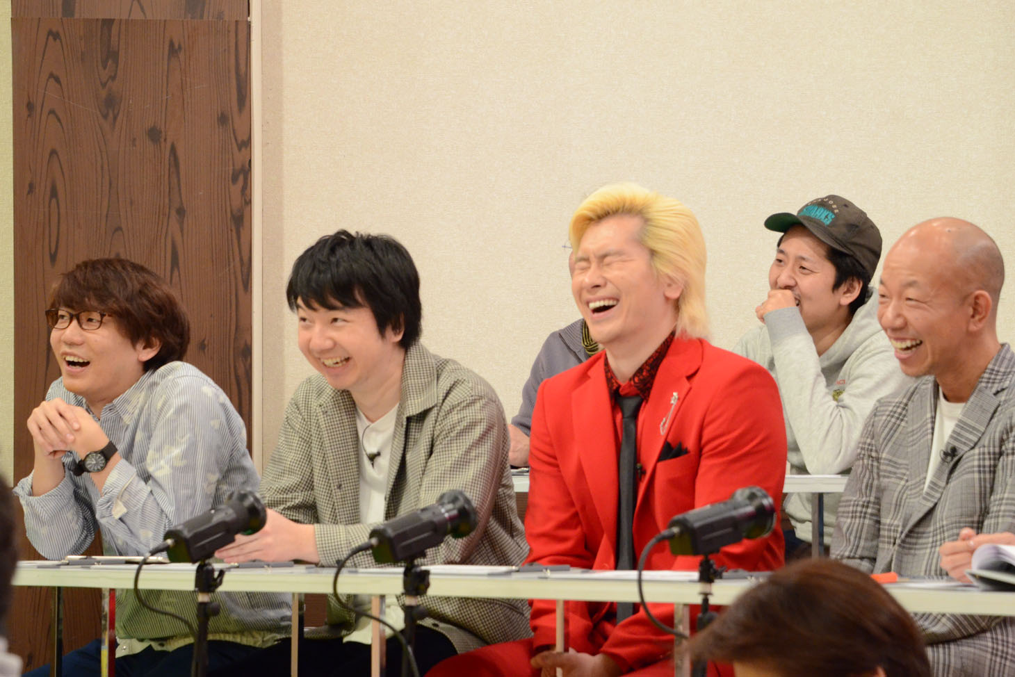 若手のネタを鑑賞する（左から）三四郎、メイプル超合金カズレーザー、バイきんぐ小峠。