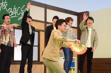 2次審査で特技の備中神楽クイズを披露する東京ホテイソンたける。