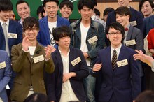 胃のあたりを抑える宮下草薙・草薙（前列中央）。