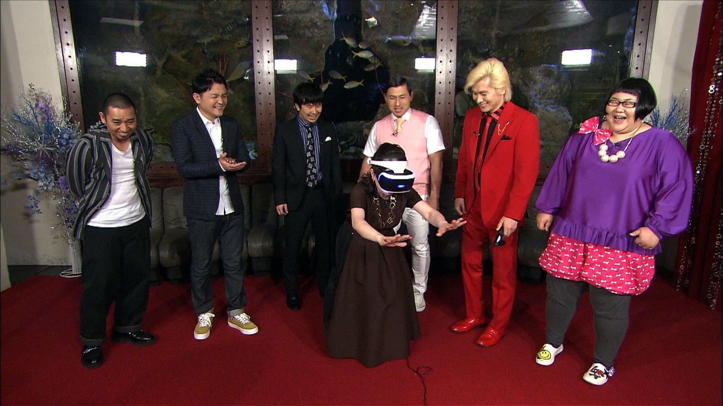 森昌子（中央）がVRを体験する様子。(c)TBS