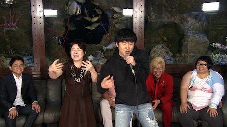 (手前左から)オードリー若林と森昌子がラップを披露する様子。