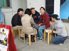 カミナリが担当する中継コーナーの様子。