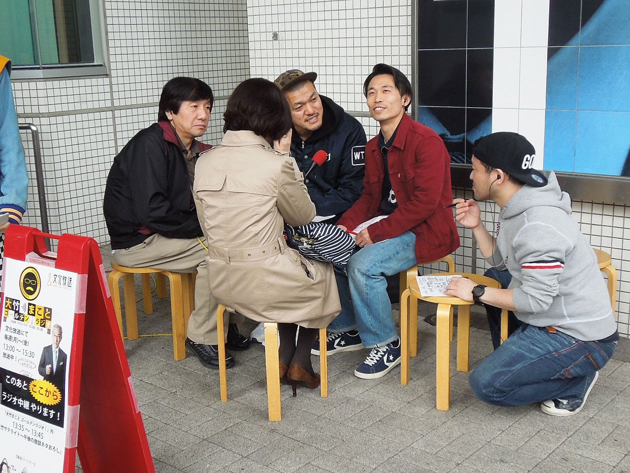 カミナリが担当する中継コーナーの様子。