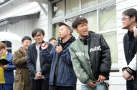 出発式で熱く語るアキナ山名（左から3人目）と、トイレに行きたくてしょうがないアキナ秋山（右端）。