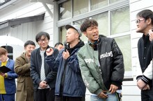 出発式で熱く語るアキナ山名（左から3人目）と、トイレに行きたくてしょうがないアキナ秋山（右端）。