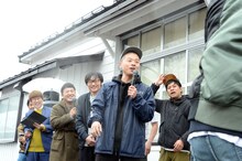 トイレに駆け出すアキナ秋山を見送る一同。