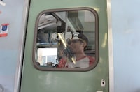 車内アナウンスを務めるバイク川崎バイク。