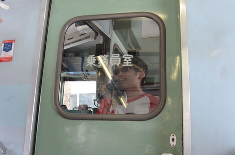 車内アナウンスを務めるバイク川崎バイク。