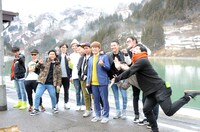 会津川口駅での記念撮影中の様子。