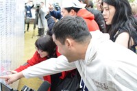 「吉本坂46」メンバーオーディションの1次書類審査発表の様子。