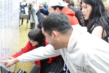 「吉本坂46」メンバーオーディションの1次書類審査発表の様子。