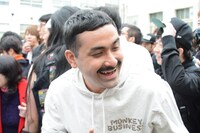 自分の名前を見つけて喜ぶデニス植野。