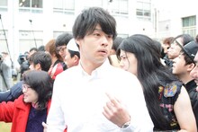 「吉本坂46」メンバーオーディションの1次書類審査発表にて。ポカンとした表情を浮かべながら「俺の名前ない」と言うデニス松下。