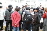 「吉本坂46」メンバーオーディションの1次書類審査発表の様子。