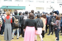 「吉本坂46」メンバーオーディションの1次書類審査発表の様子。