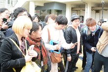 「吉本坂46」メンバーオーディションの1次書類審査発表の様子。