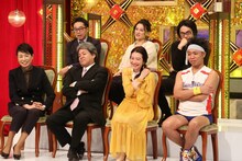 ゲストのおぎやはぎ矢作（後列左端）、サンシャイン池崎（前列右端）ら。(c)フジテレビ